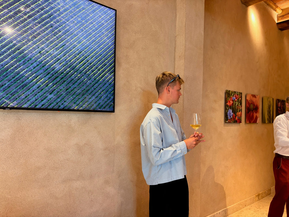 Mikkel med et glas hvidvin i en smagestue på en toscansk vingård