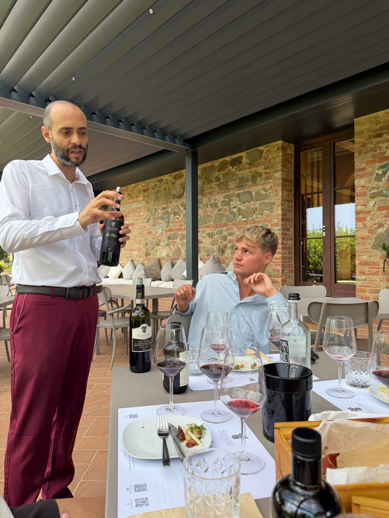 Mikkel og værten hos Fattoria Svetoni med en flaske Vino Nobile